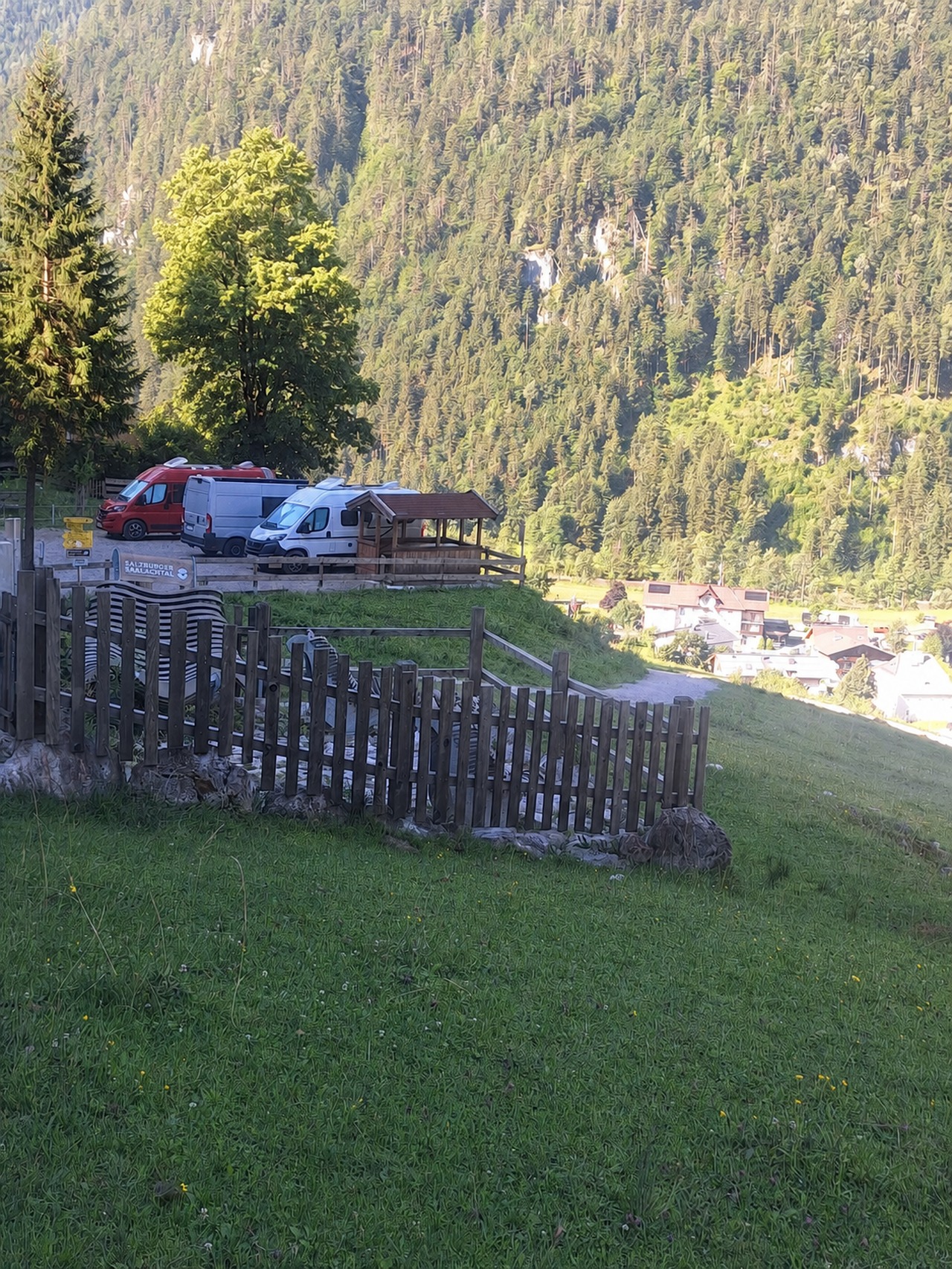 Wohnmobile am Schusterbichl mit Blick ins Salzburger Saalachtal