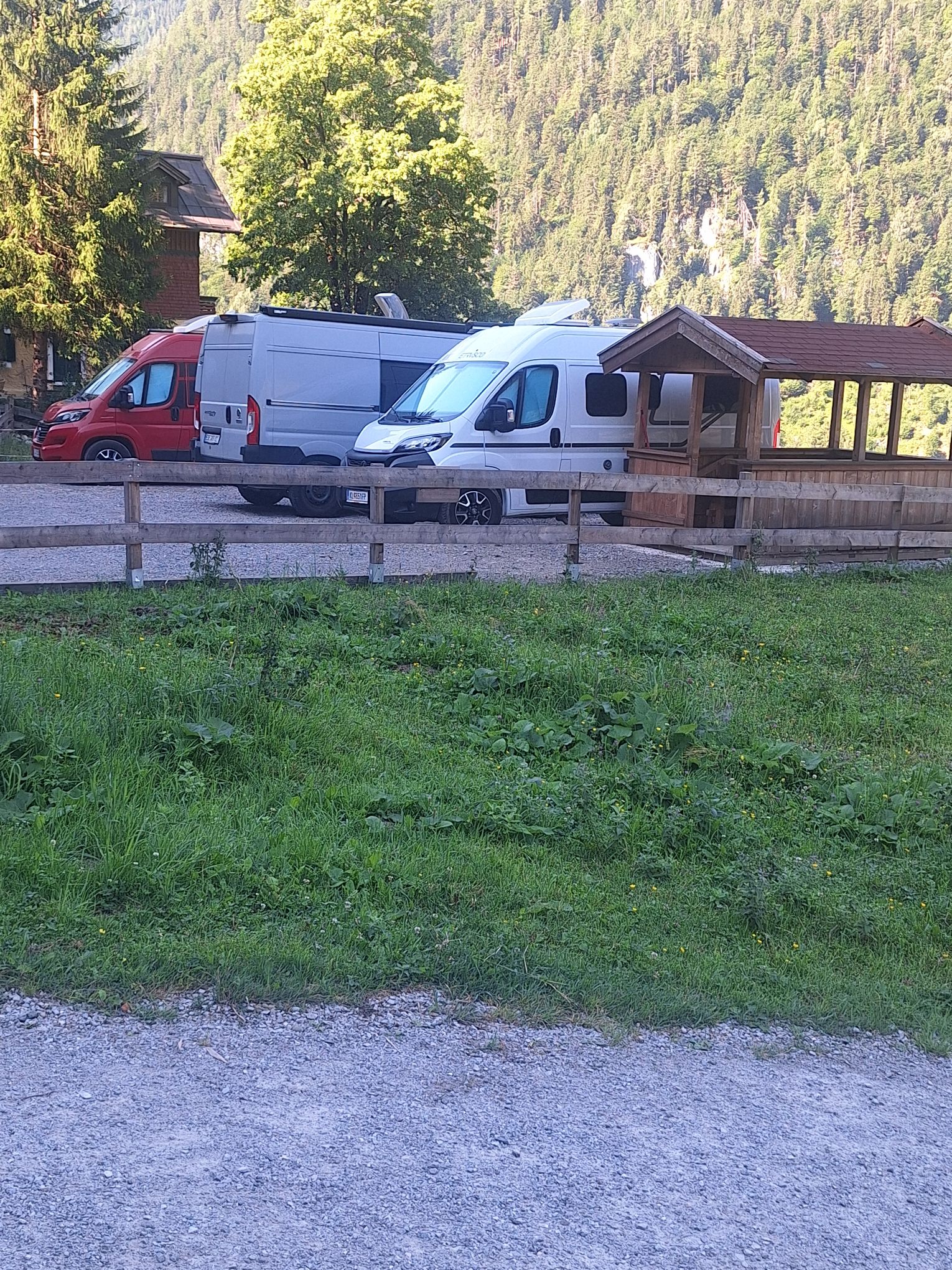 Wohnmobilstellplatz am Schursterbichl vor der Bergkulisse