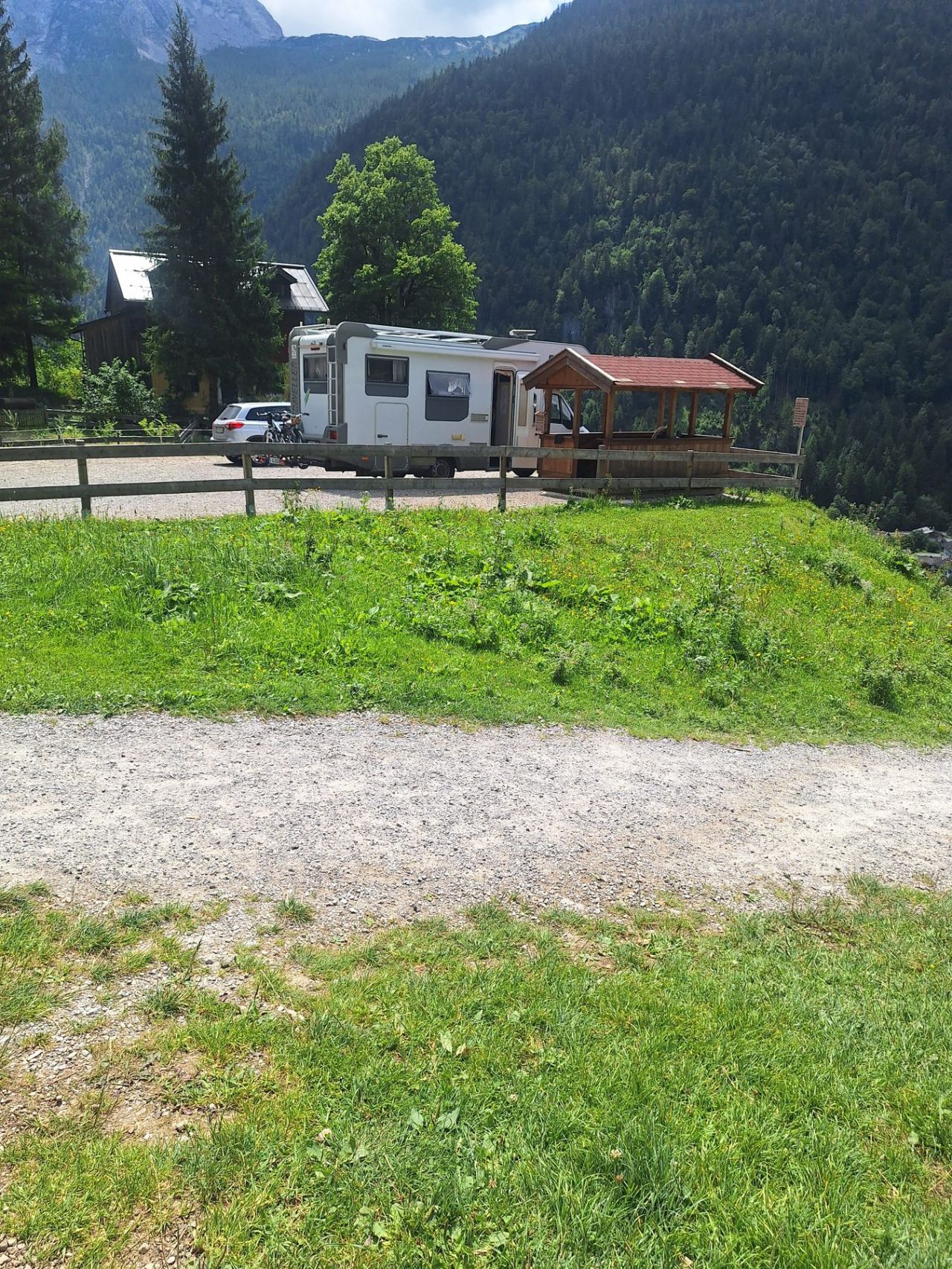 Wohnmobil am Stellplatz Schusterbichl mit Bergblick